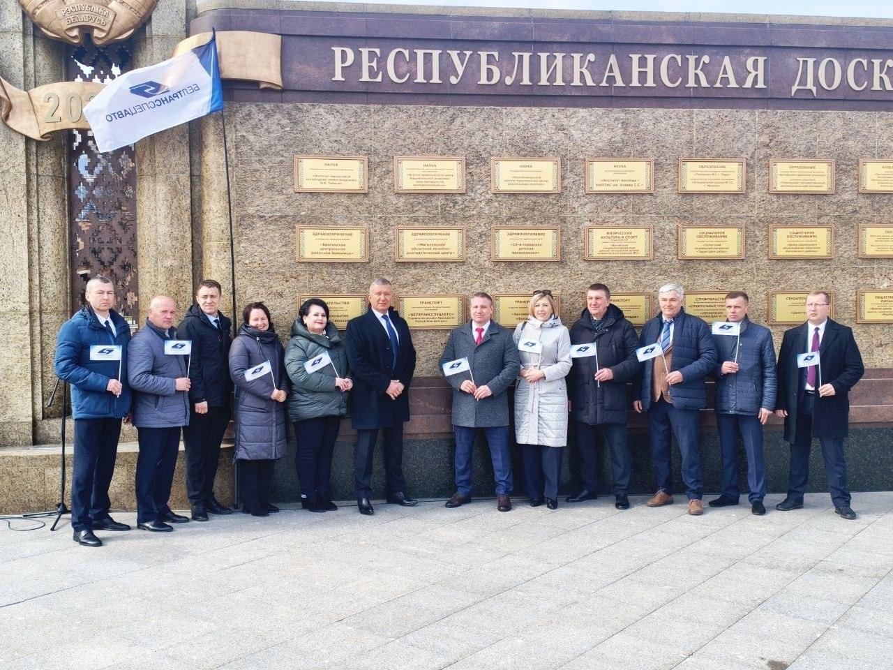 Сегодня на площади Государственного флага представители учреждения приняли участие в торжественном открытии обновленной Республиканской доски Почета